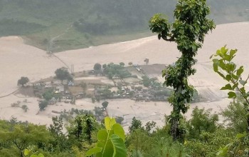 घर बाढीले लगेपछी ओढारमा बास, कसैले त्रिपाल पनि दिएन् 